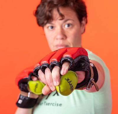 Frau mit Boxhandschuh – Hävyx Krafttraining