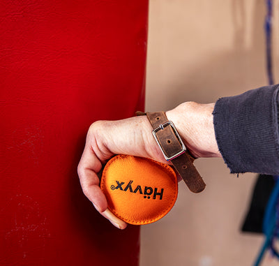 Hand mit Hävyx Ball am roten Boxsack – Griffkrafttraining