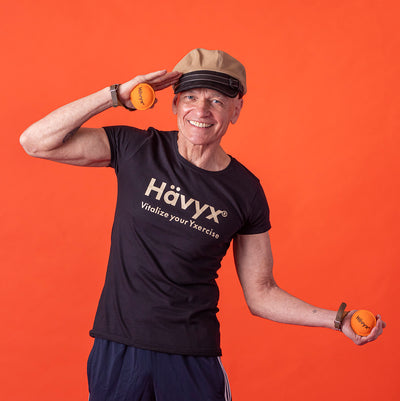 Mann in schwarzem Shirt salutiert mit Hävyx – Motivation