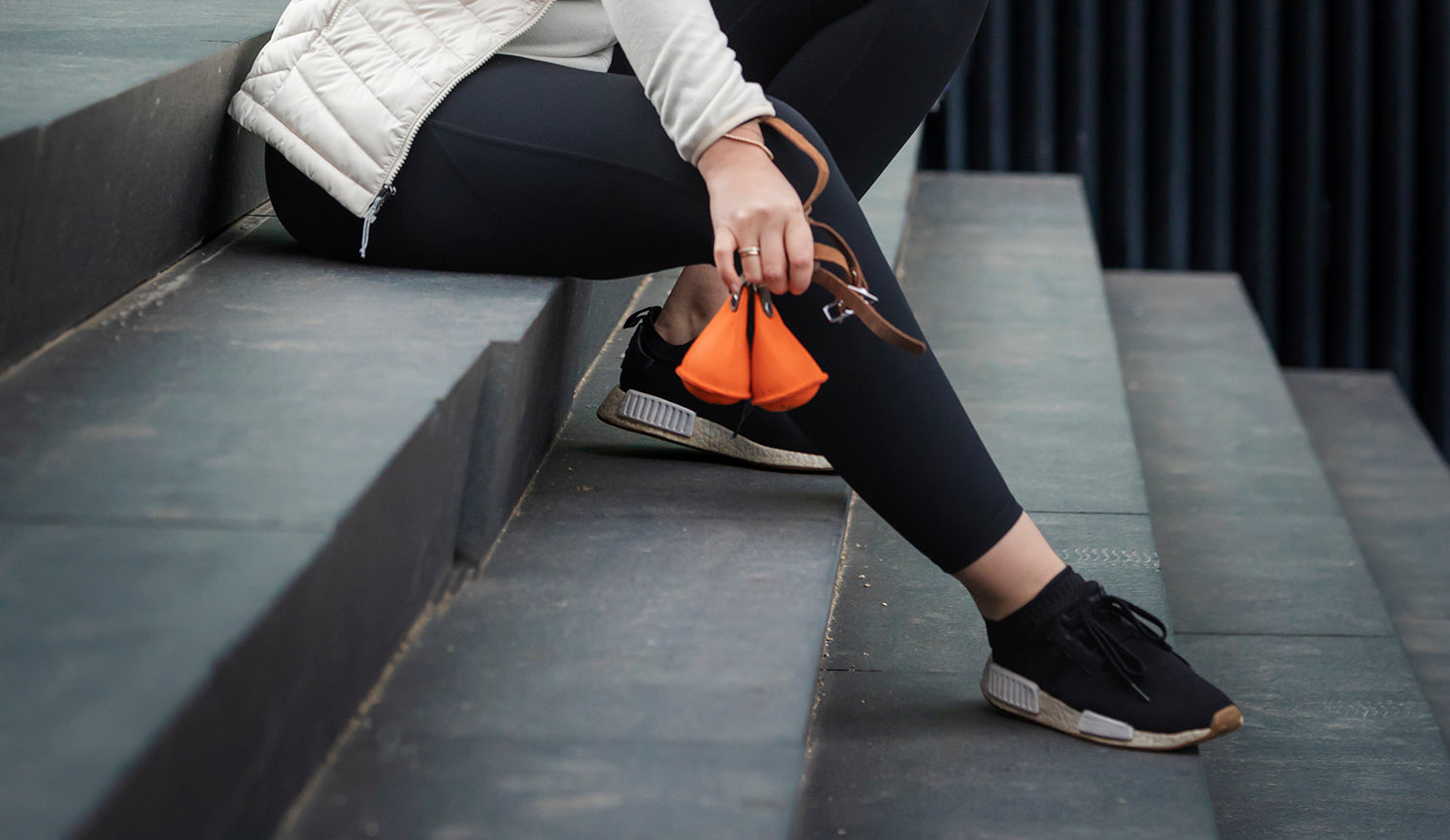 Frau auf Treppe mit Hävyx Ball – Detail der Trainingsidee