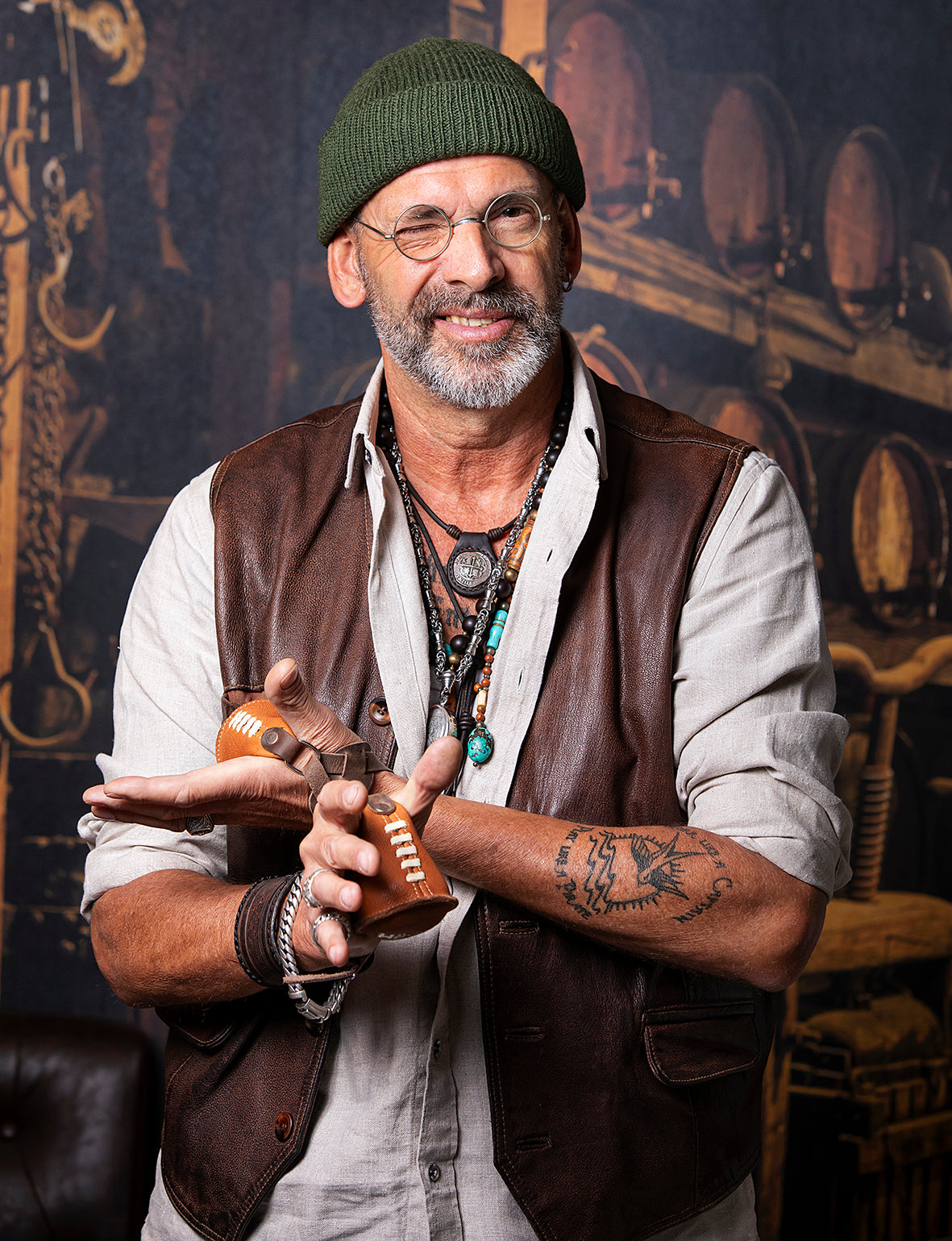 Hävyx Gründer in Lederweste – Portrait