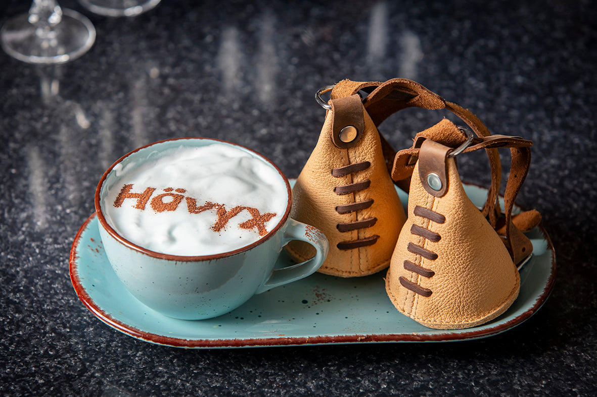 Hävyx Produkt neben Kaffee Latte Art – Lifestyle-Moment