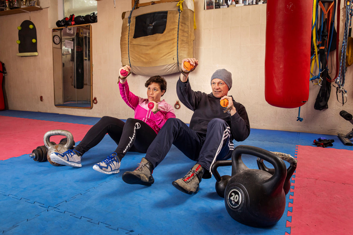 Duo im Gym mit Armen hoch – Hävyx Partnerübung