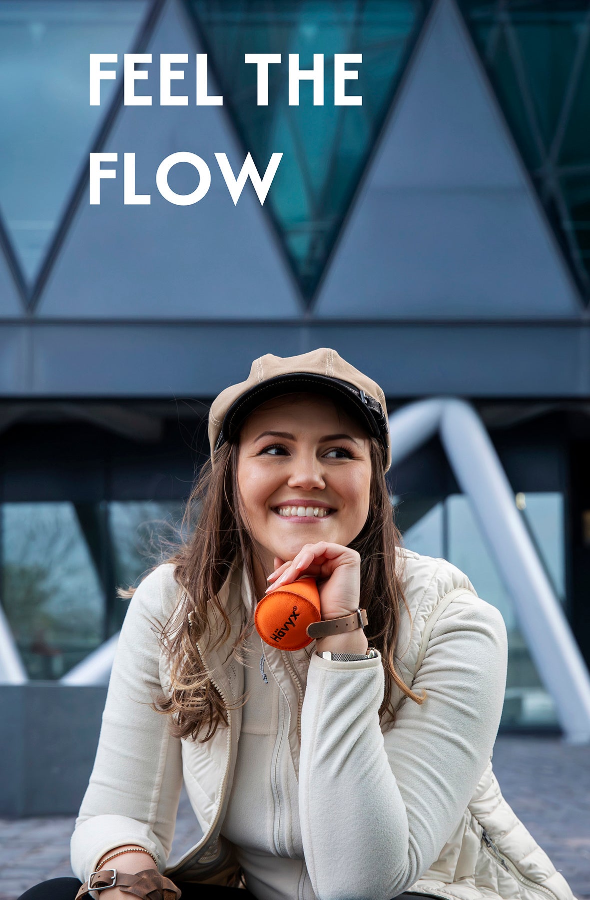 Frau mit Cap sitzend – Feel the Flow mit Hävyx