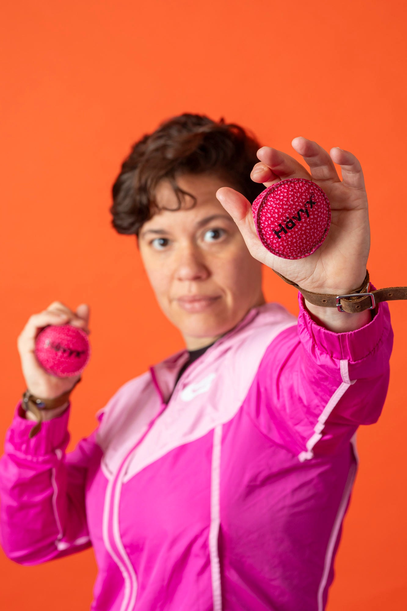 Frau zeigt pinkes Hävyx Trainingstool – Movements Übung