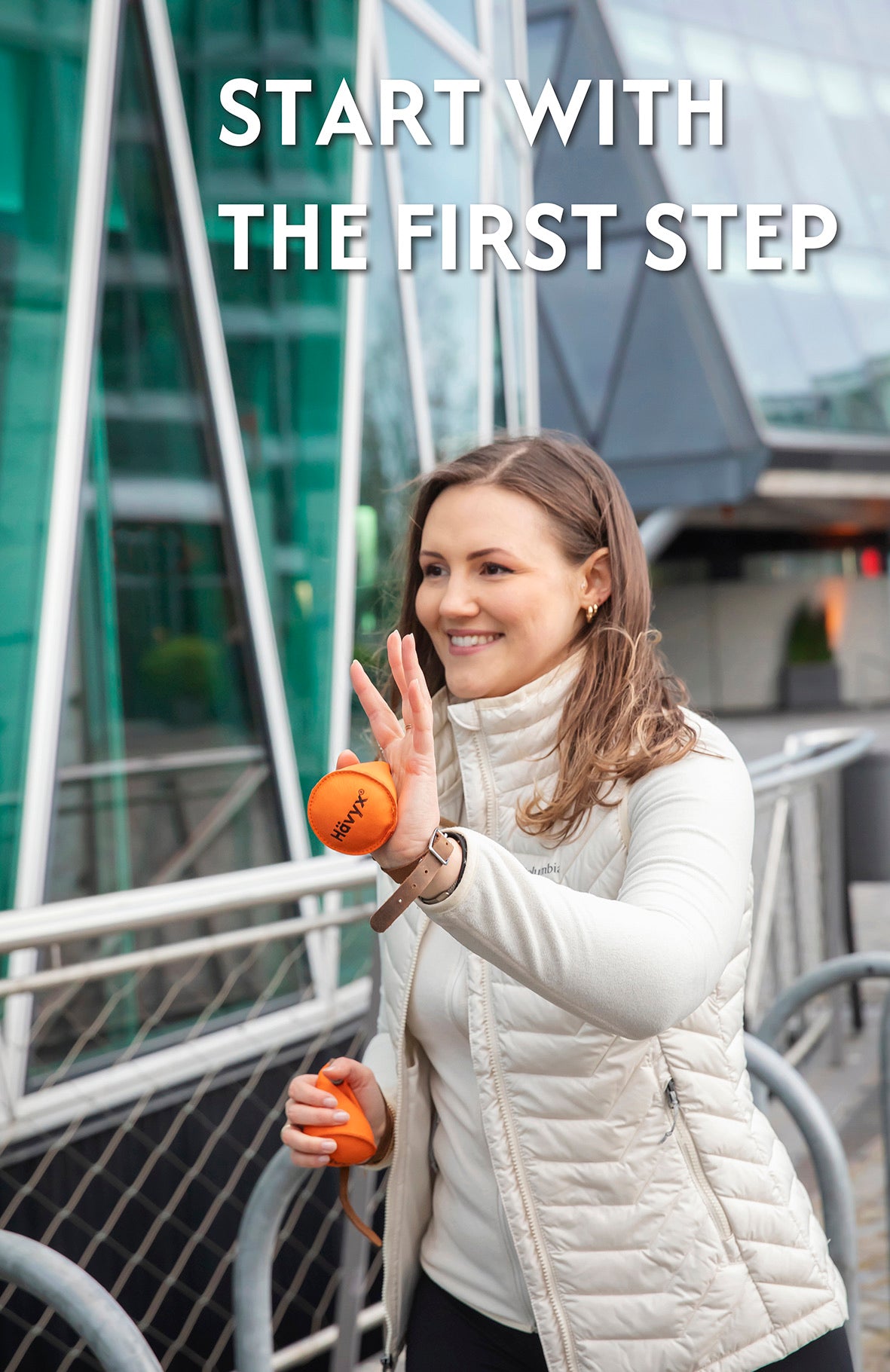 Frau mit Cap winkt – First Step mit Hävyx