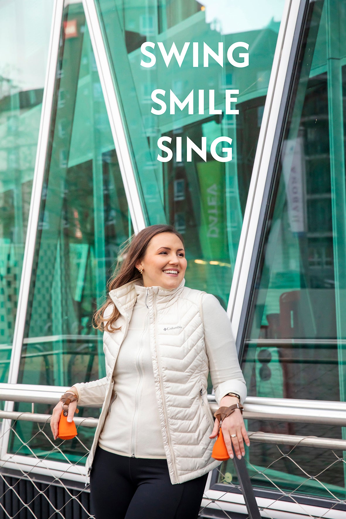 Frau vor Glasfassade – Swing, Smile, Sing mit Hävyx