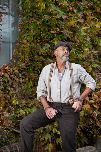 Carsten mit Hosenträgern im Garten – Hävyx Outdoor-Training