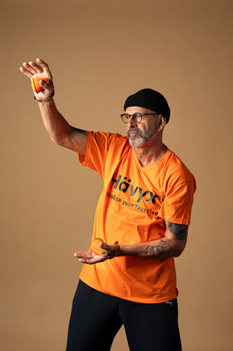 Carsten in orangem Shirt posiert mit Hävyx