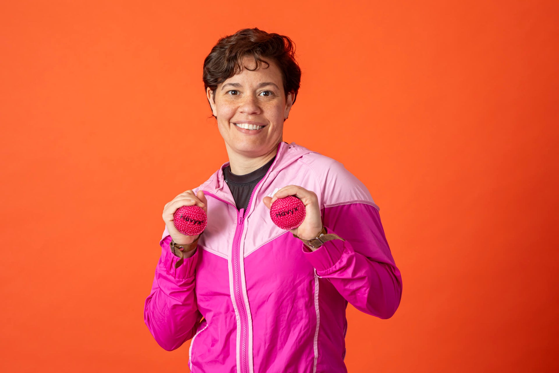 Portrait Frau mit pinkem Hävyx – Vitaltraining