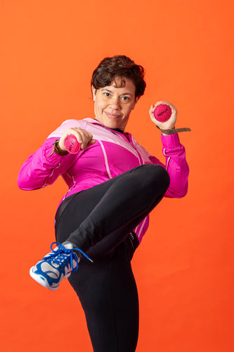 Frau in Pink macht Kick-Pose mit Hävyx – dynamisches Training