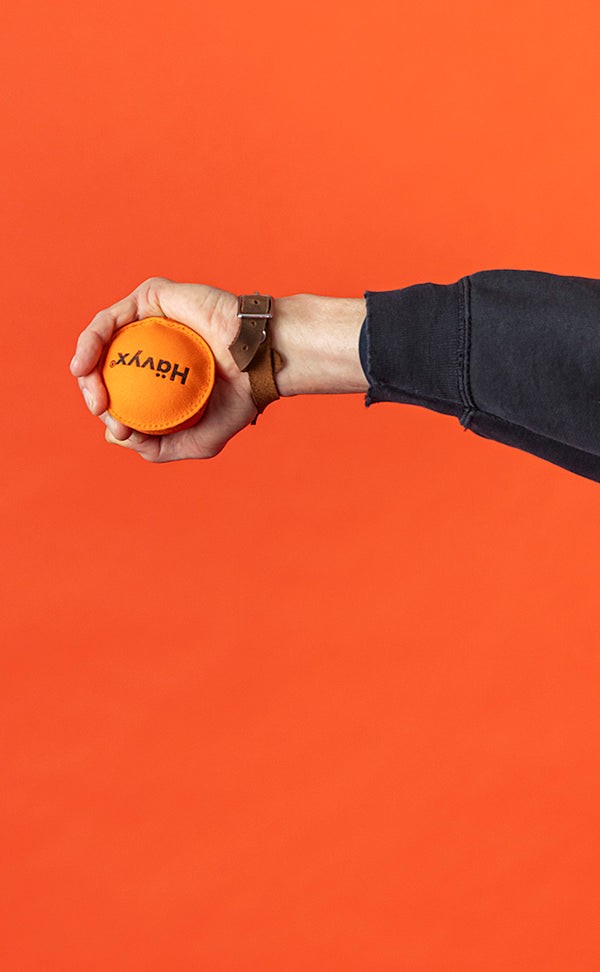 Hand hält oranges Hävyx Leder-Trainingstool