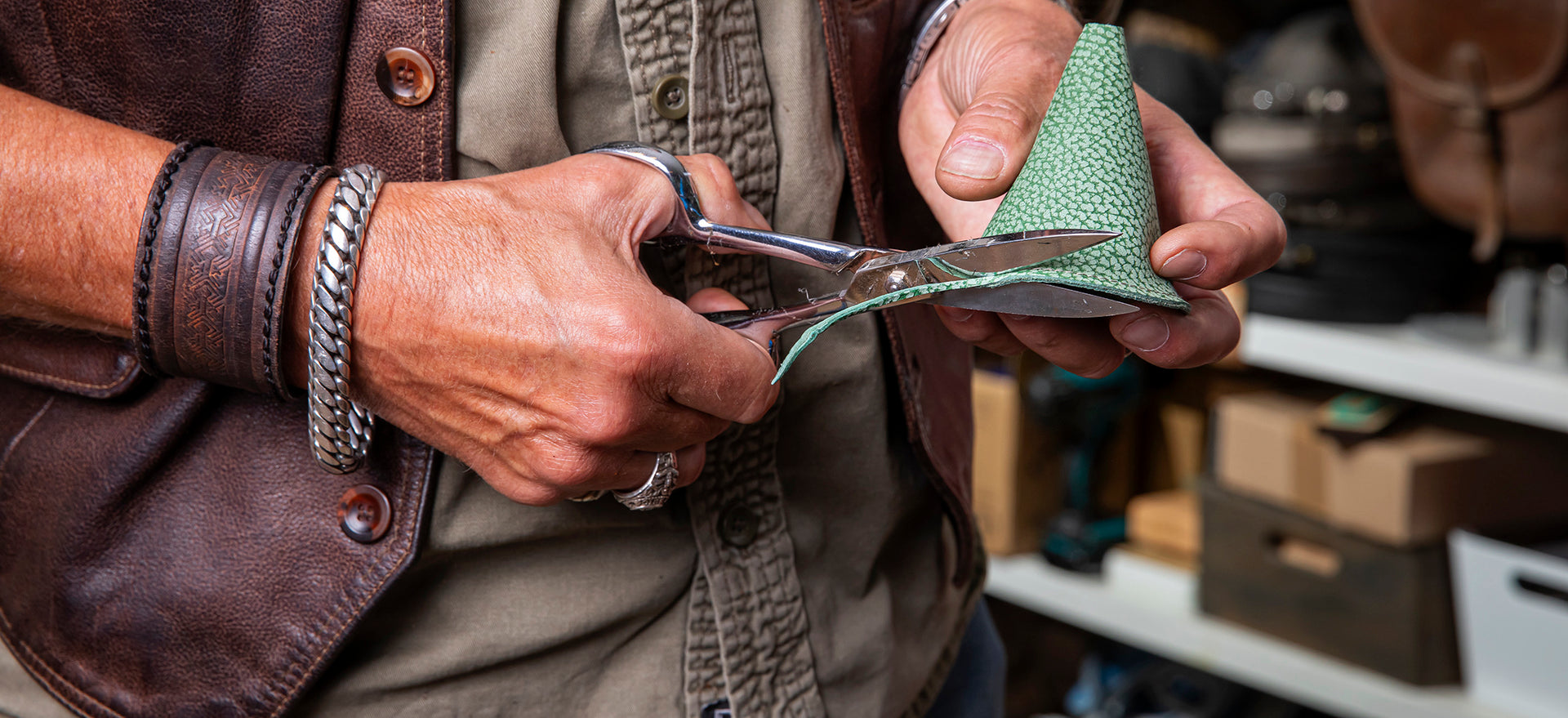 Leder wird in der Hävyx Manufaktur zugeschnitten – Handarbeit Made in Germany