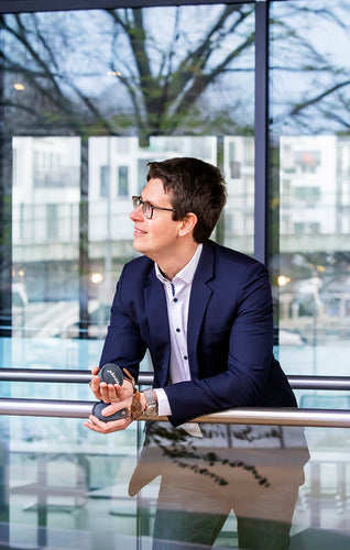 Mann im Anzug in Lobby mit Hävyx – Business-Fitness