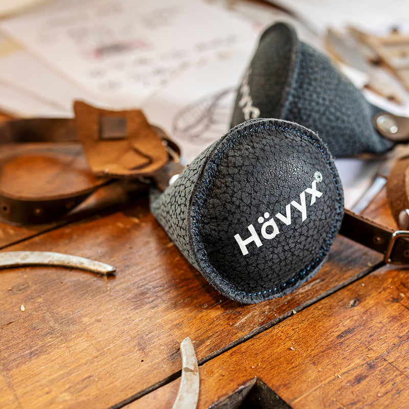 Schwarzes Hävyx Produkt auf Werkbank – Manufaktur-Detail