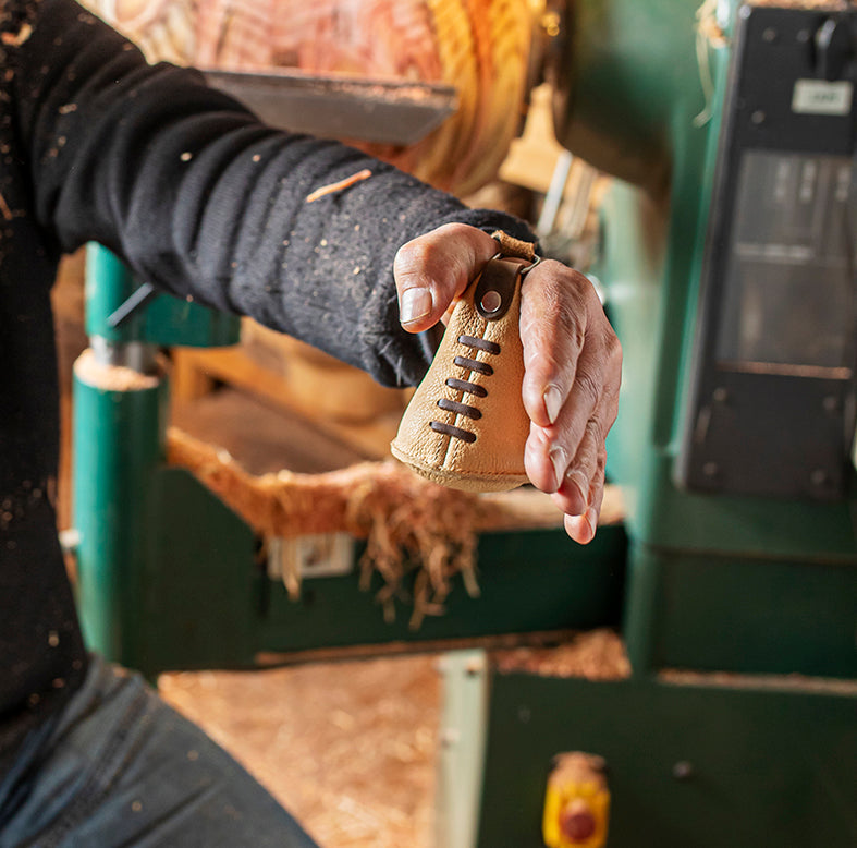 Beiges Hävyx in der Hand – Werkstatt-Atmosphäre