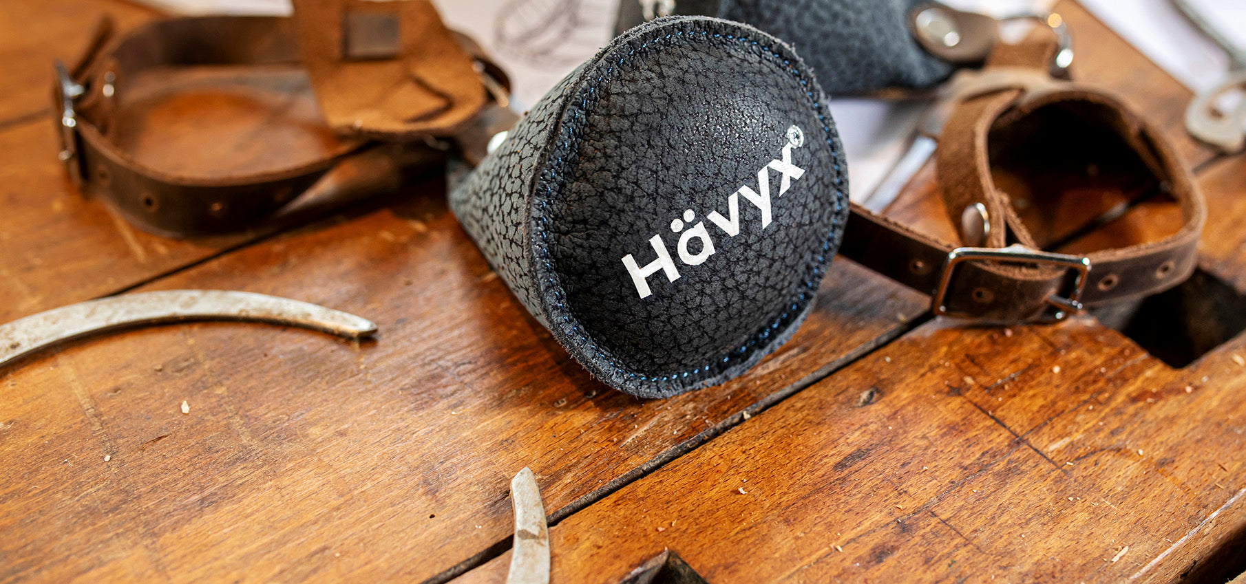 Schwarzes Hävyx Produkt auf Werkbank – Handgrößenmessung